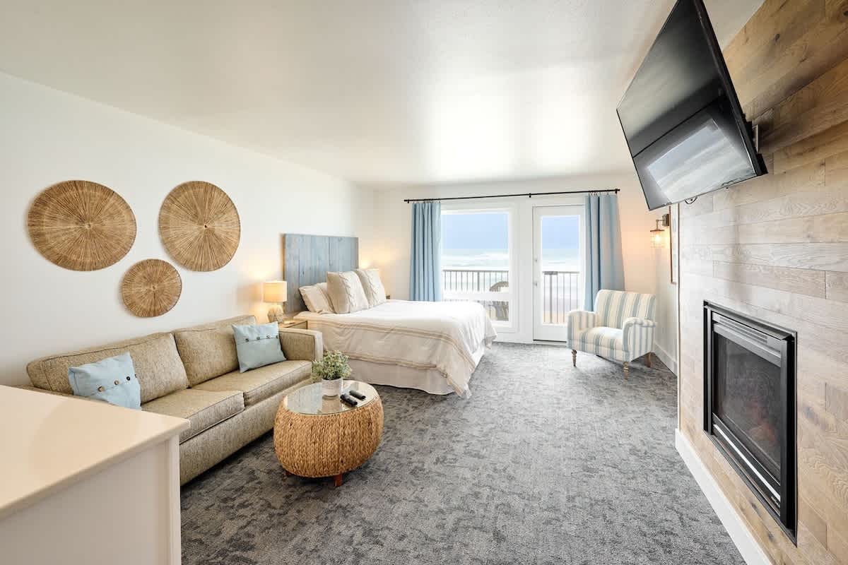 Deluxe Suite for 6, King Bed & Ocean Views, Pool and Hot Tub! 2