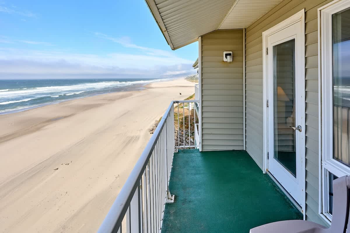 Oceanfront Family Suite With Beautiful Views - Full Kitchen - Pool & Hot Tub! 5