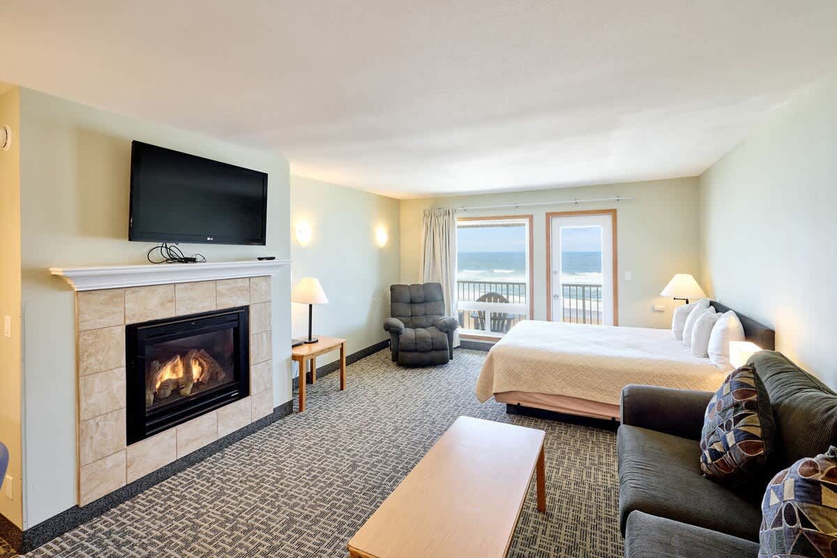 Oceanfront Family Suite With Beautiful Views - Full Kitchen - Pool & Hot Tub! 2