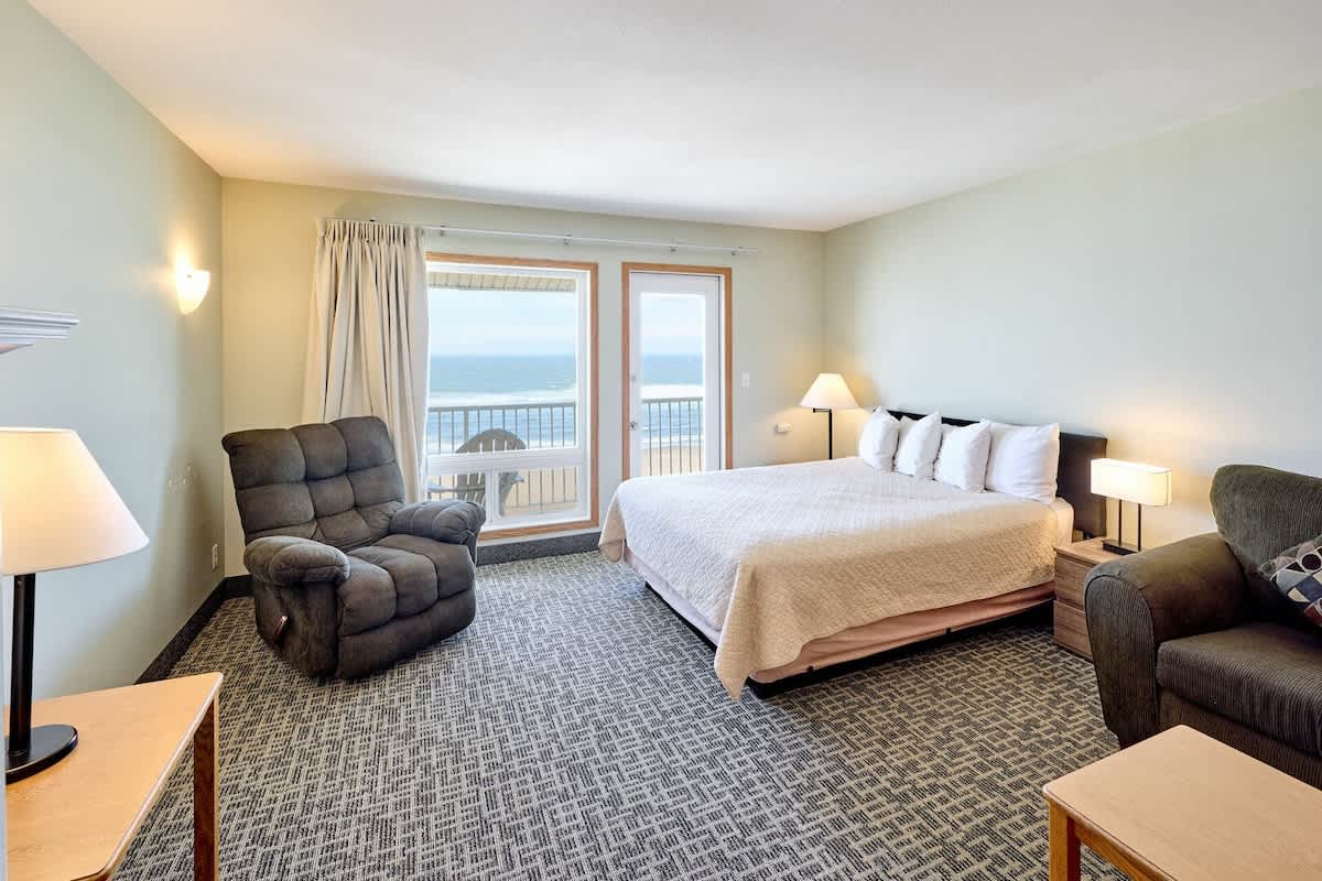 Oceanfront Family Suite With Beautiful Views - Full Kitchen - Pool & Hot Tub!
