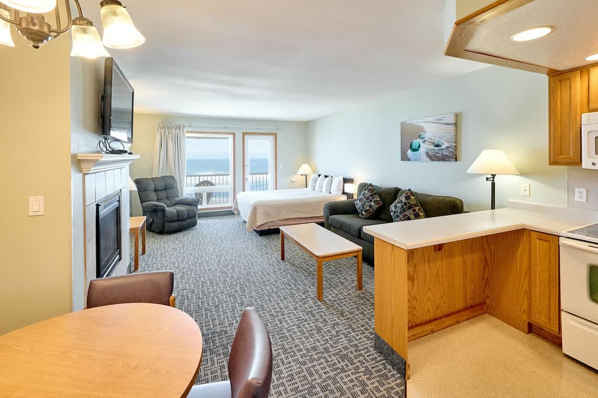 Oceanfront Family Suite With Beautiful Views - Full Kitchen - Pool & Hot Tub! 6