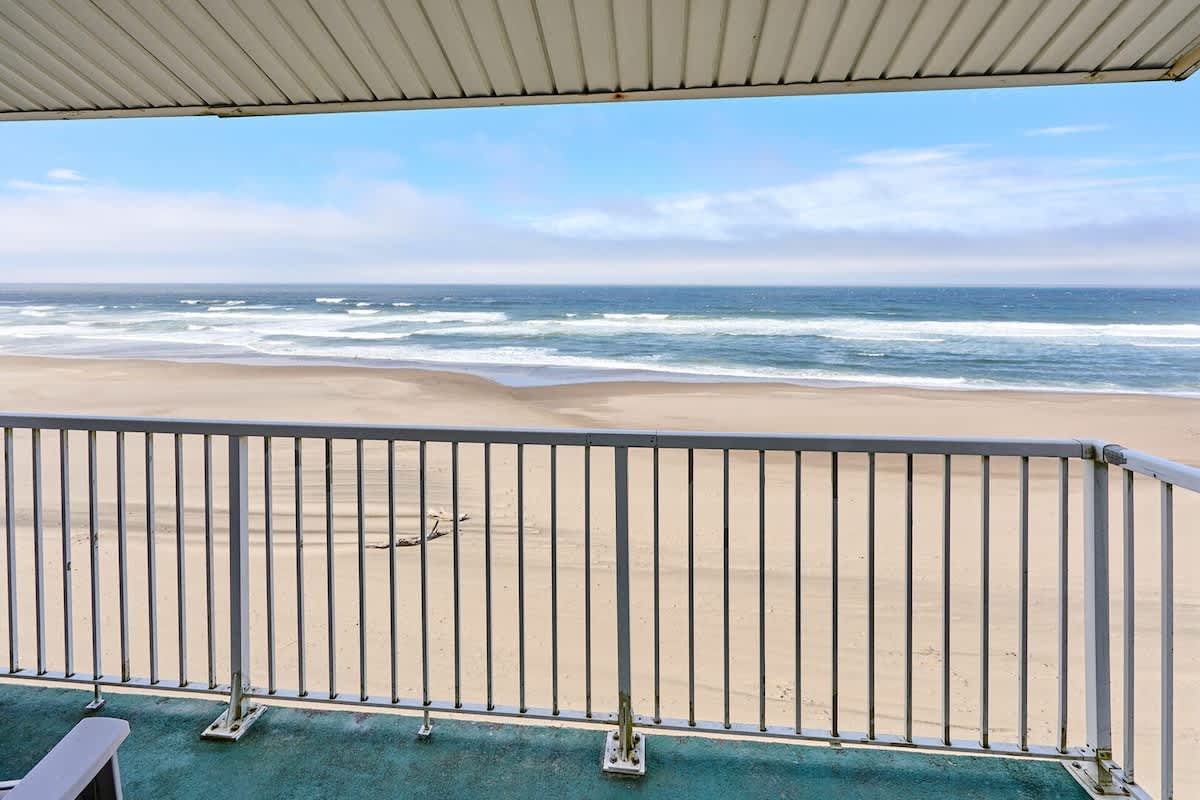 Oceanfront Family Suite With Beautiful Views - Full Kitchen - Pool & Hot Tub! 4