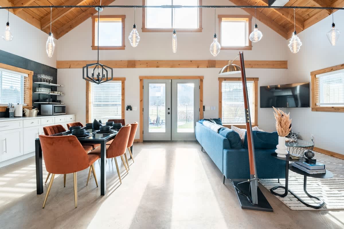 The Bar(n)- Cozy chalet with hot tub and campfire — Brooktondale, NY — vacation rental