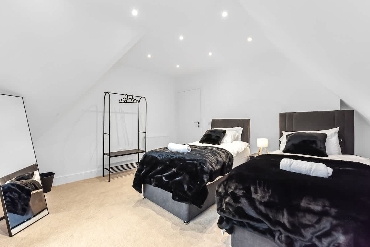Stylish East Croydon Apartment w/ Balcony & Fast WiFi