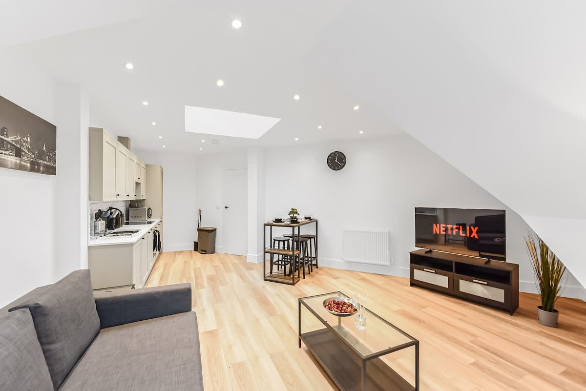 Stylish East Croydon Apartment w/ Balcony & Fast WiFi