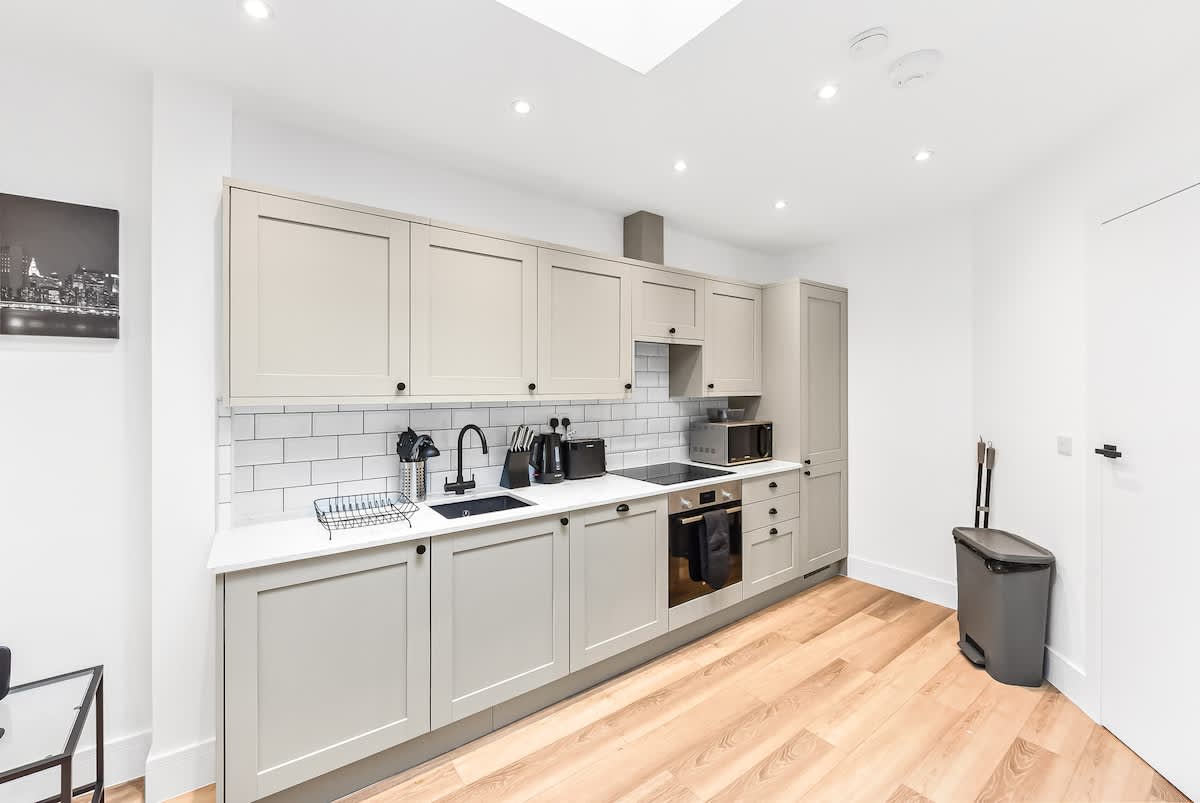 Stylish East Croydon Apartment w/ Balcony & Fast WiFi