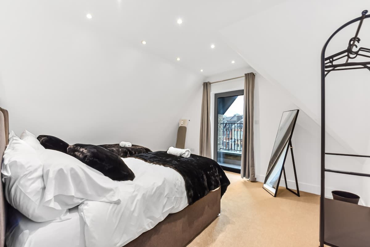 Stylish East Croydon Apartment w/ Balcony & Fast WiFi