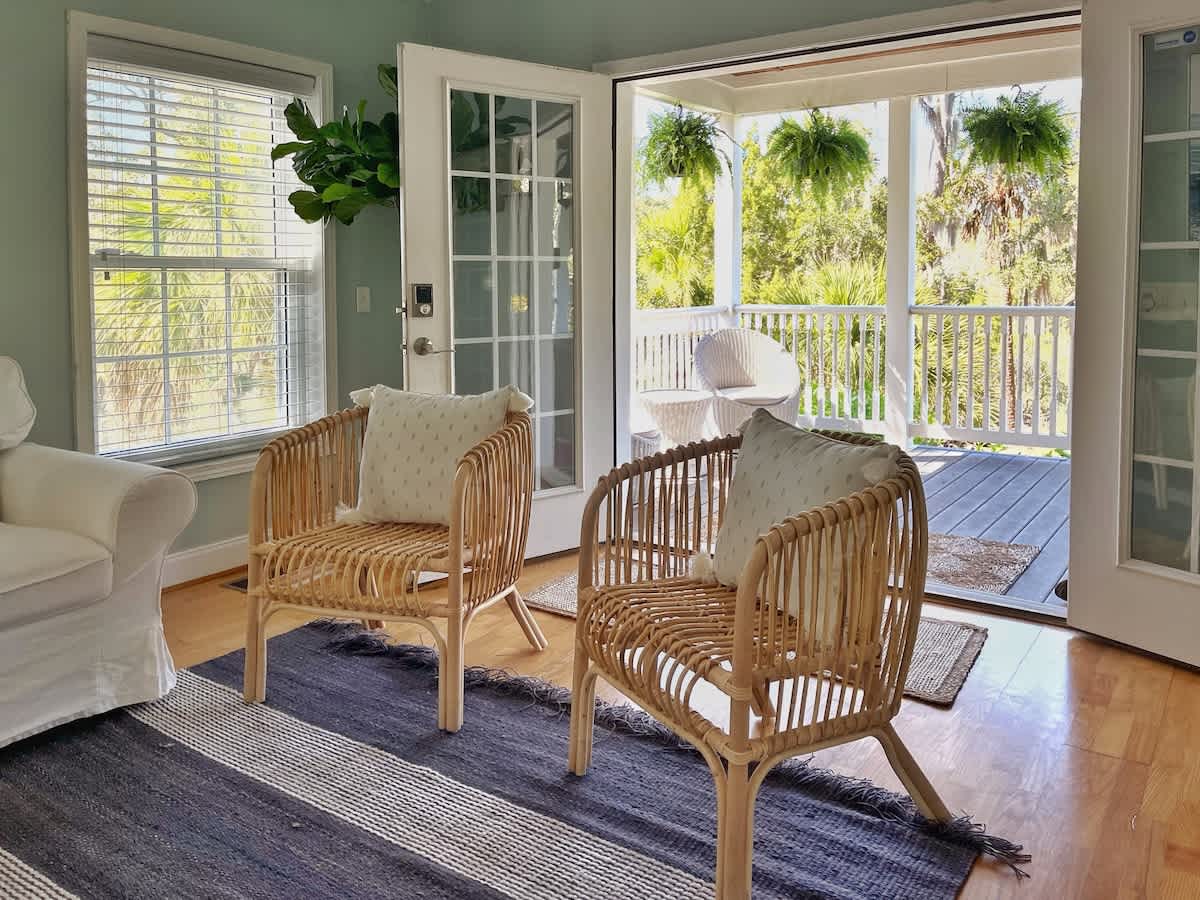 Coastal Home w Spa Midway to Historic Savannah & Tybee Beach