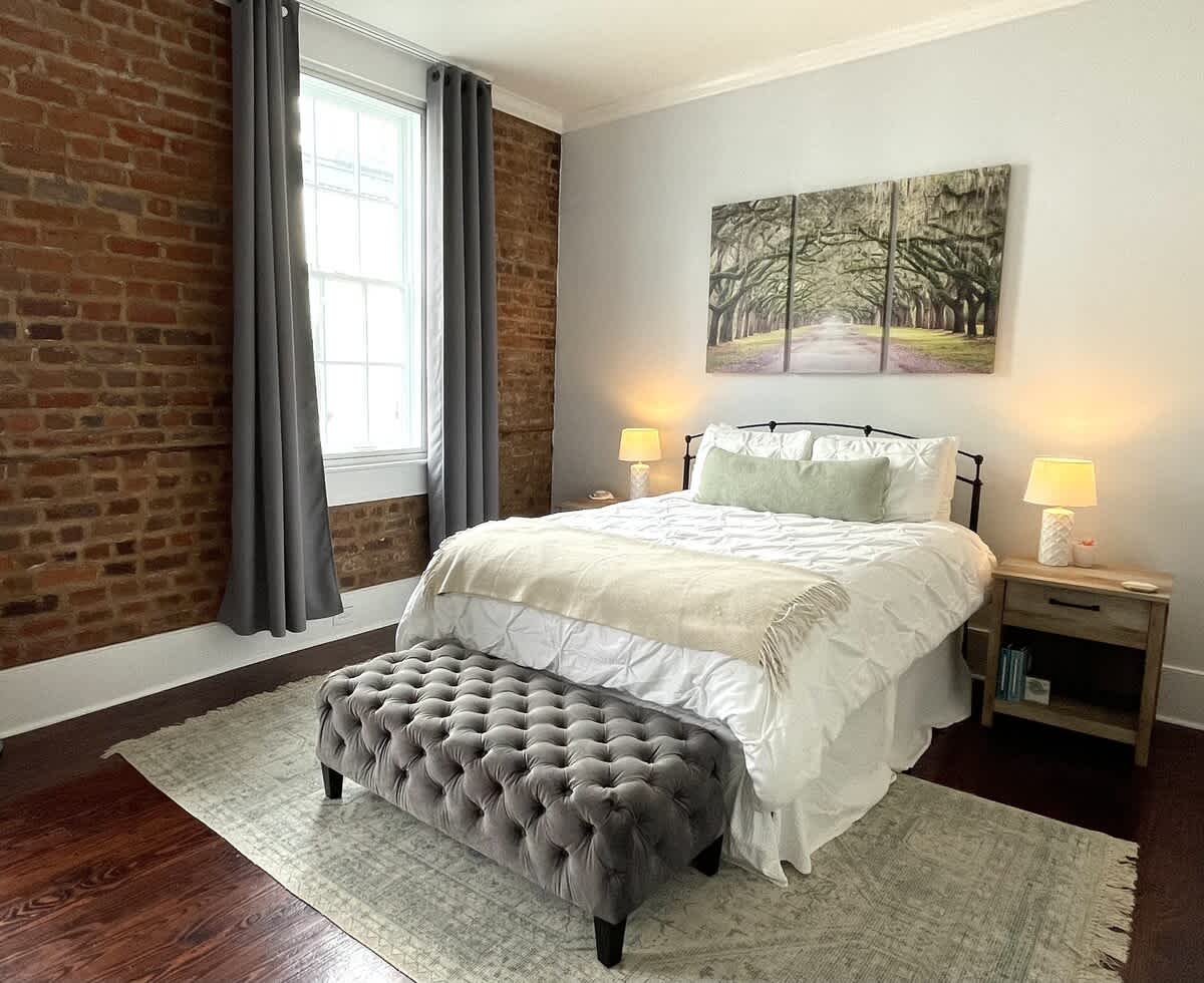 Stylish Apt on Broughton, Historic Downtown