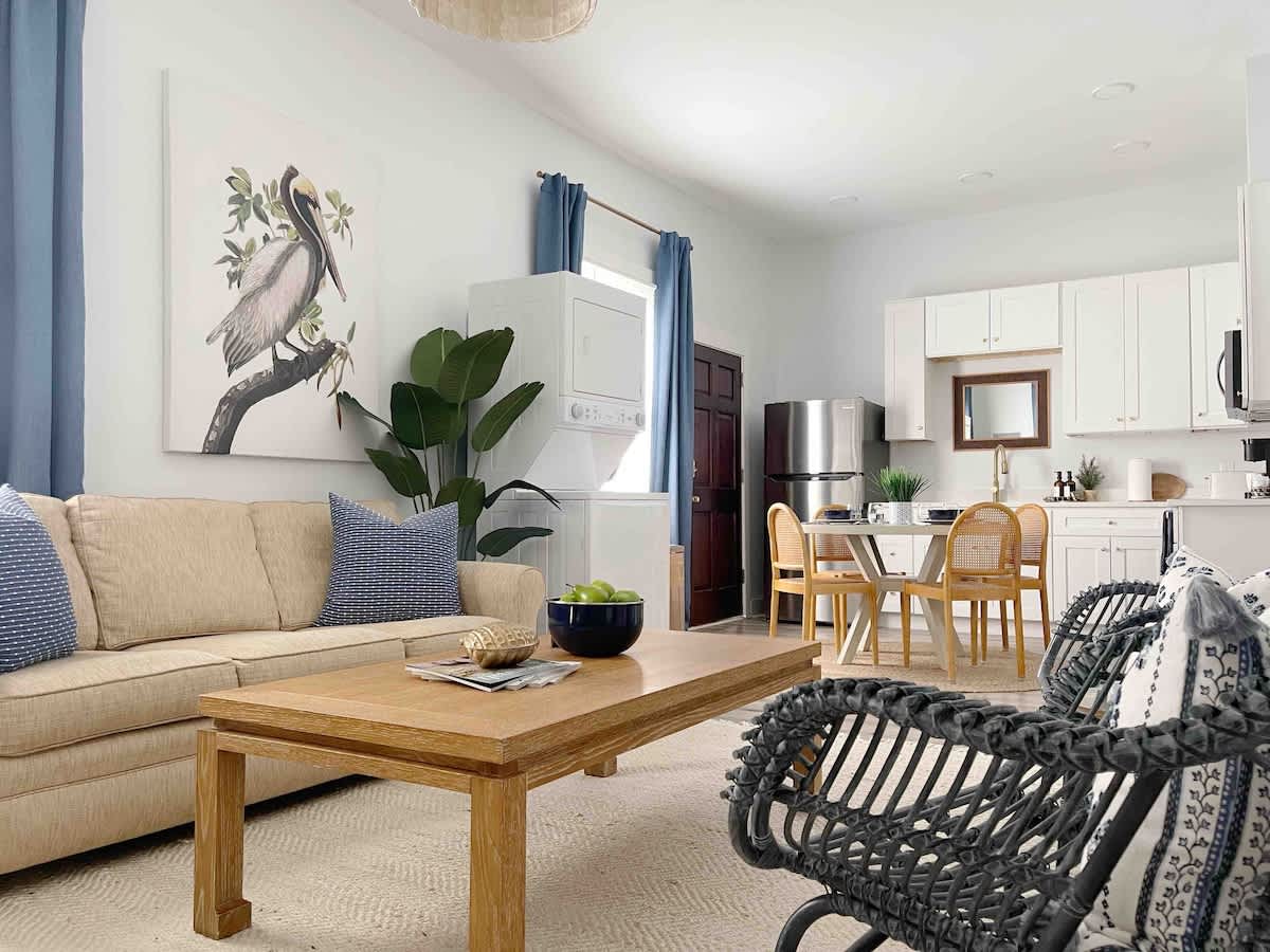 Stylish 1900s Renovated Apt Near Forsyth Sleeps 4
