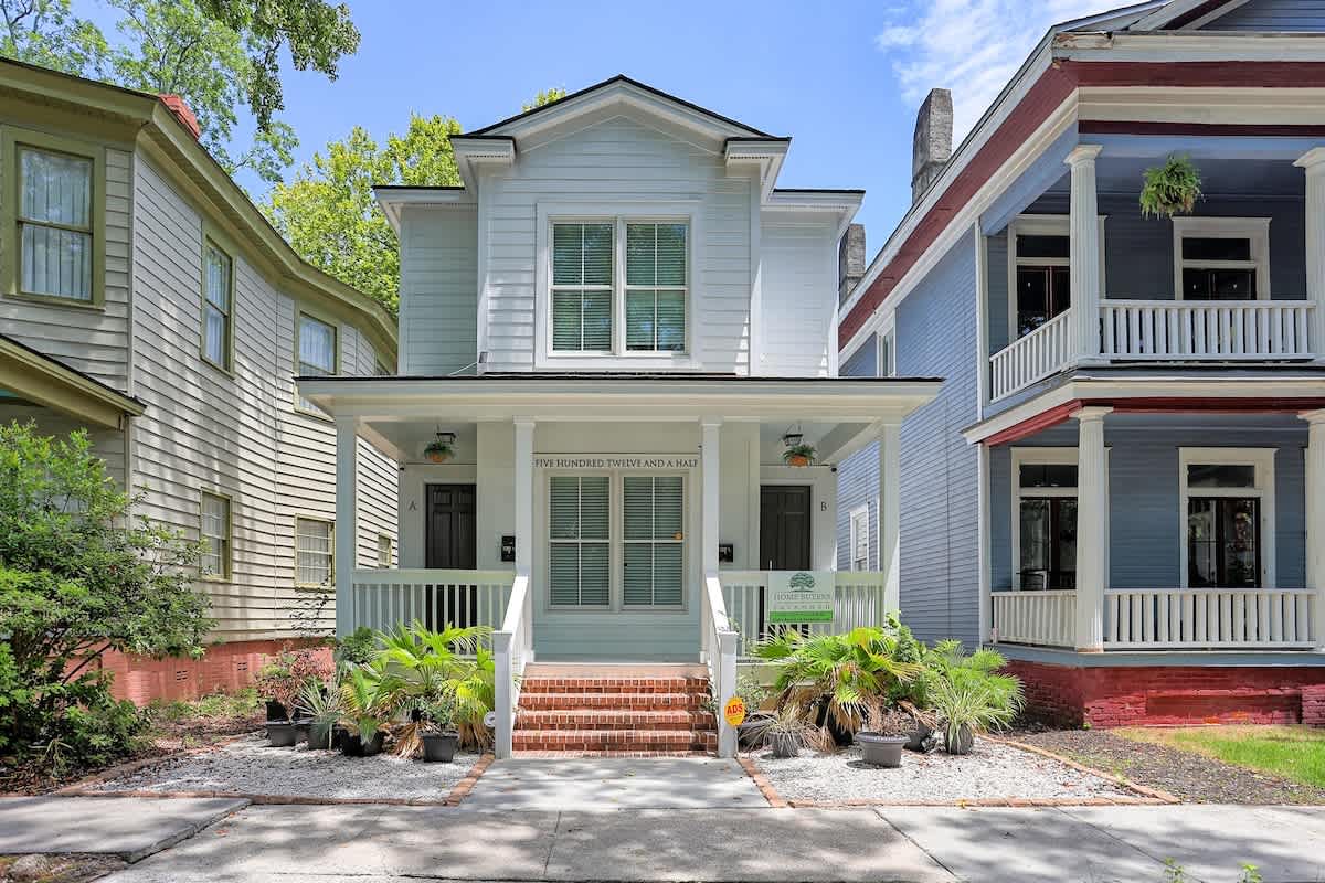 Fun & Renovated Artsy Downtown Apt Dog Friendly with Fully Fenced...