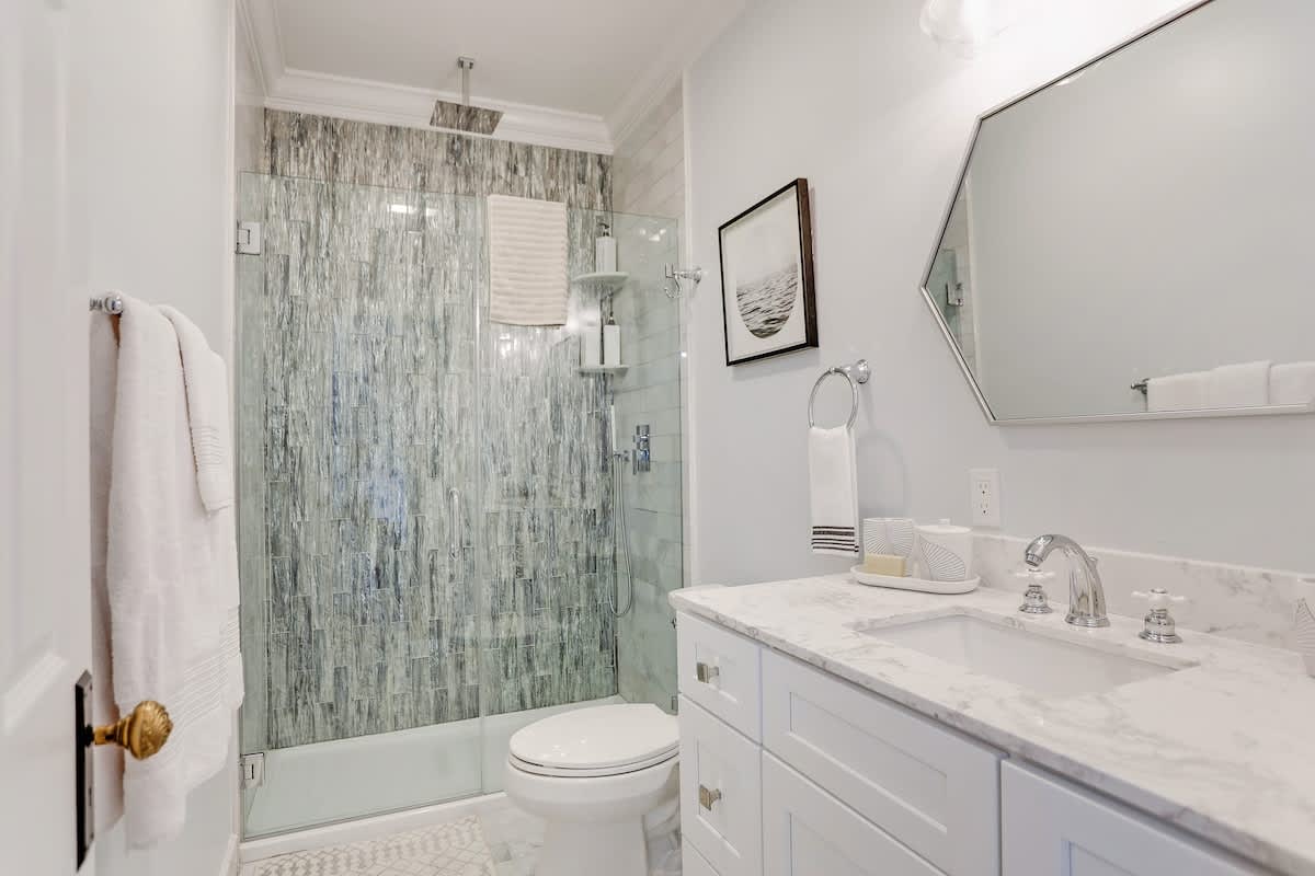 Renovated Historic Apt Walk to River St & Dining