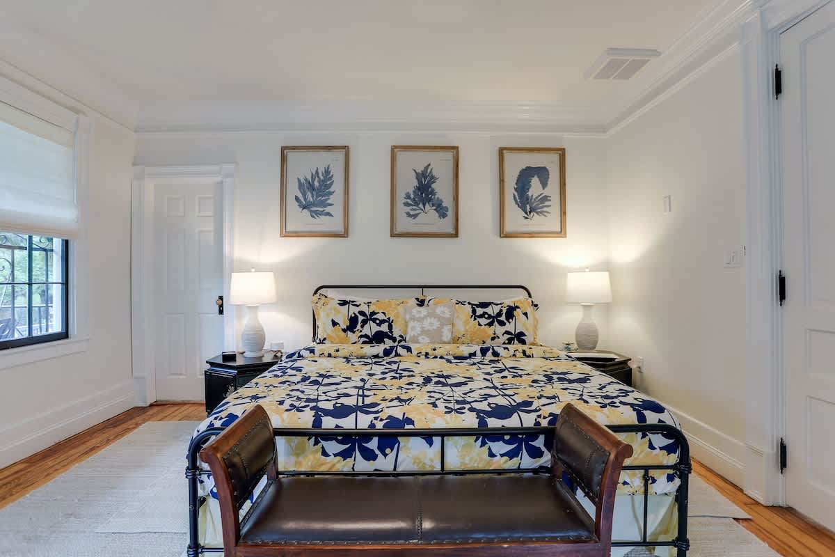 Renovated Historic Apt Walk to River St & Dining