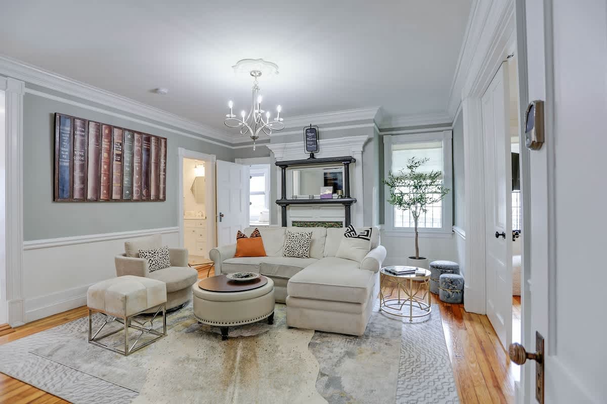 Renovated Historic Apt Walk to River St & Dining