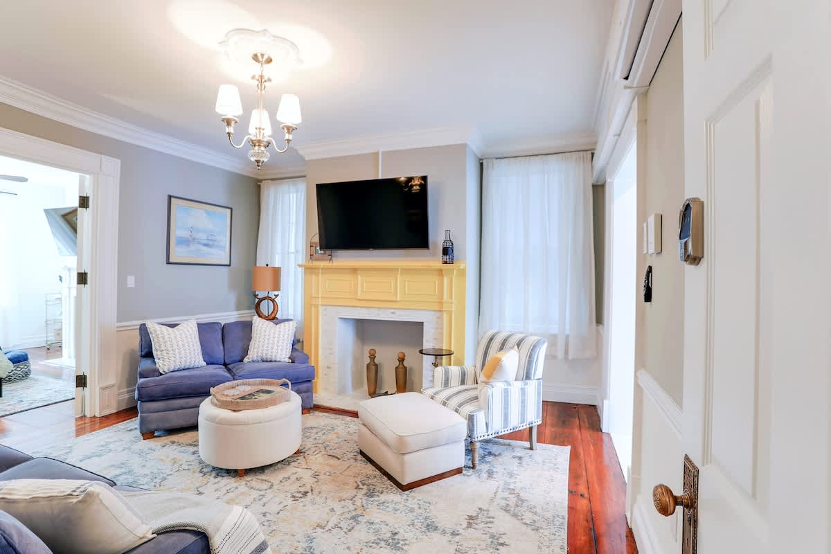 Charming Historic Apt Steps to River St & Tours