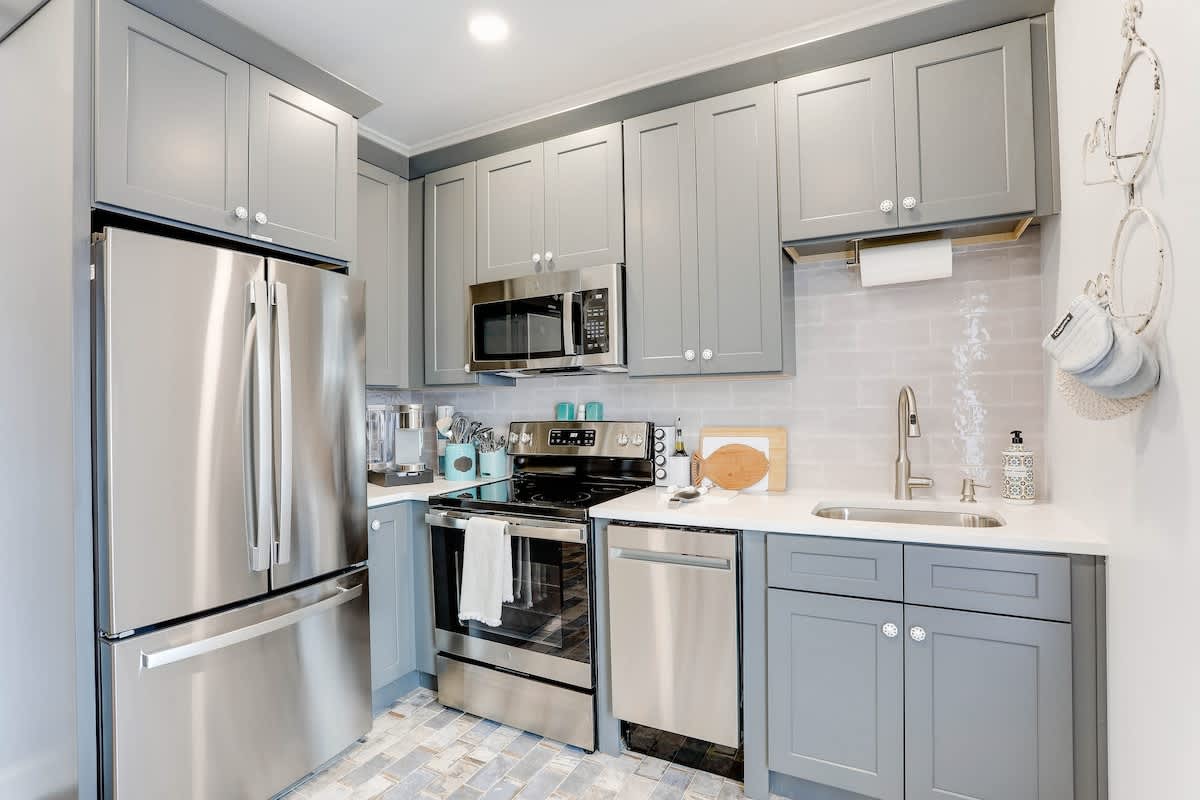 Historic 1BR Apt Steps from River & Dining