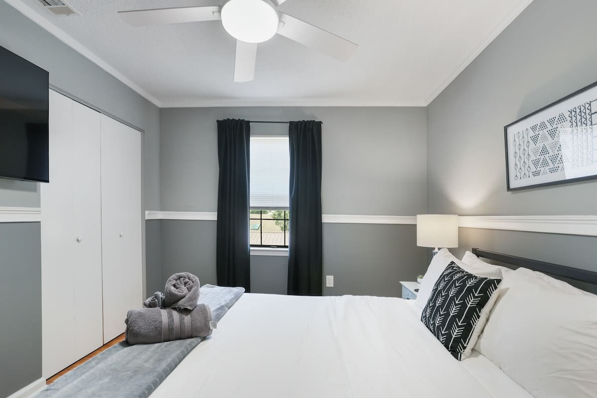 Dog-Friendly Midtown Home Near Downtown Savannah