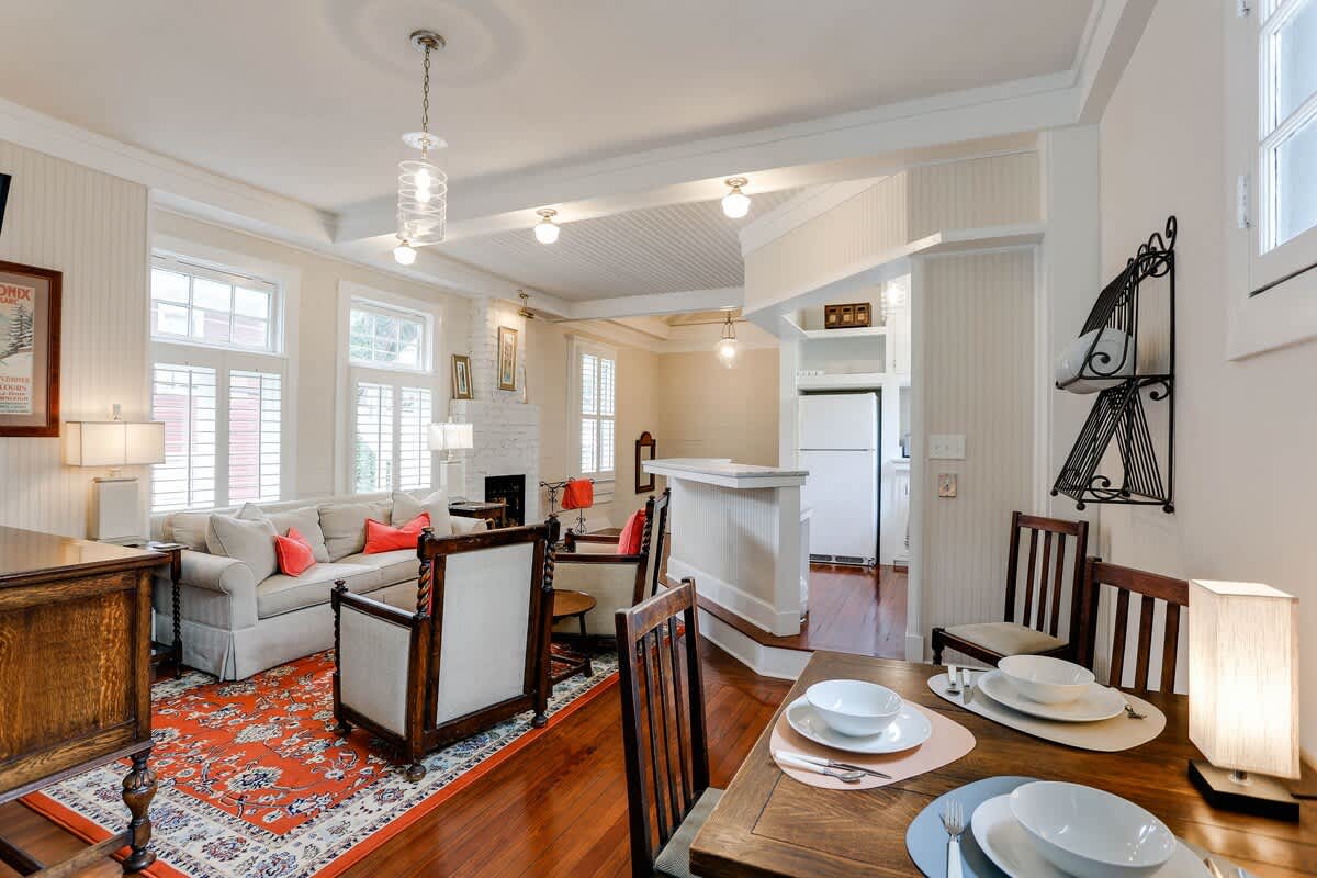Elegant Carriage House Overlooking Forsyth Park