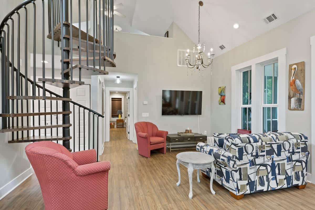 Isle of Hope Cottage w Historic Charm & Location!