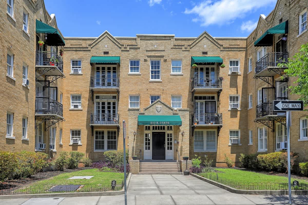 First Level Historic District Apt Walk Everywhere!