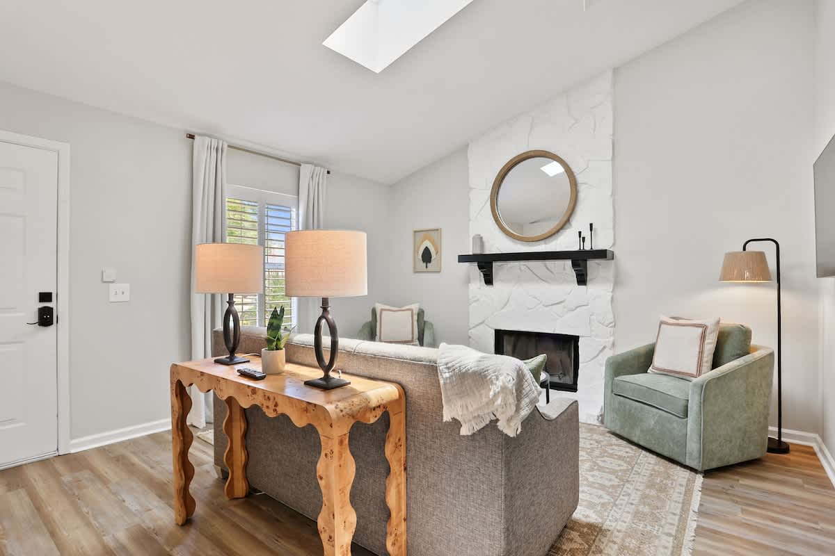 Renovated Cottage near Beach & City Dogs Welcome!