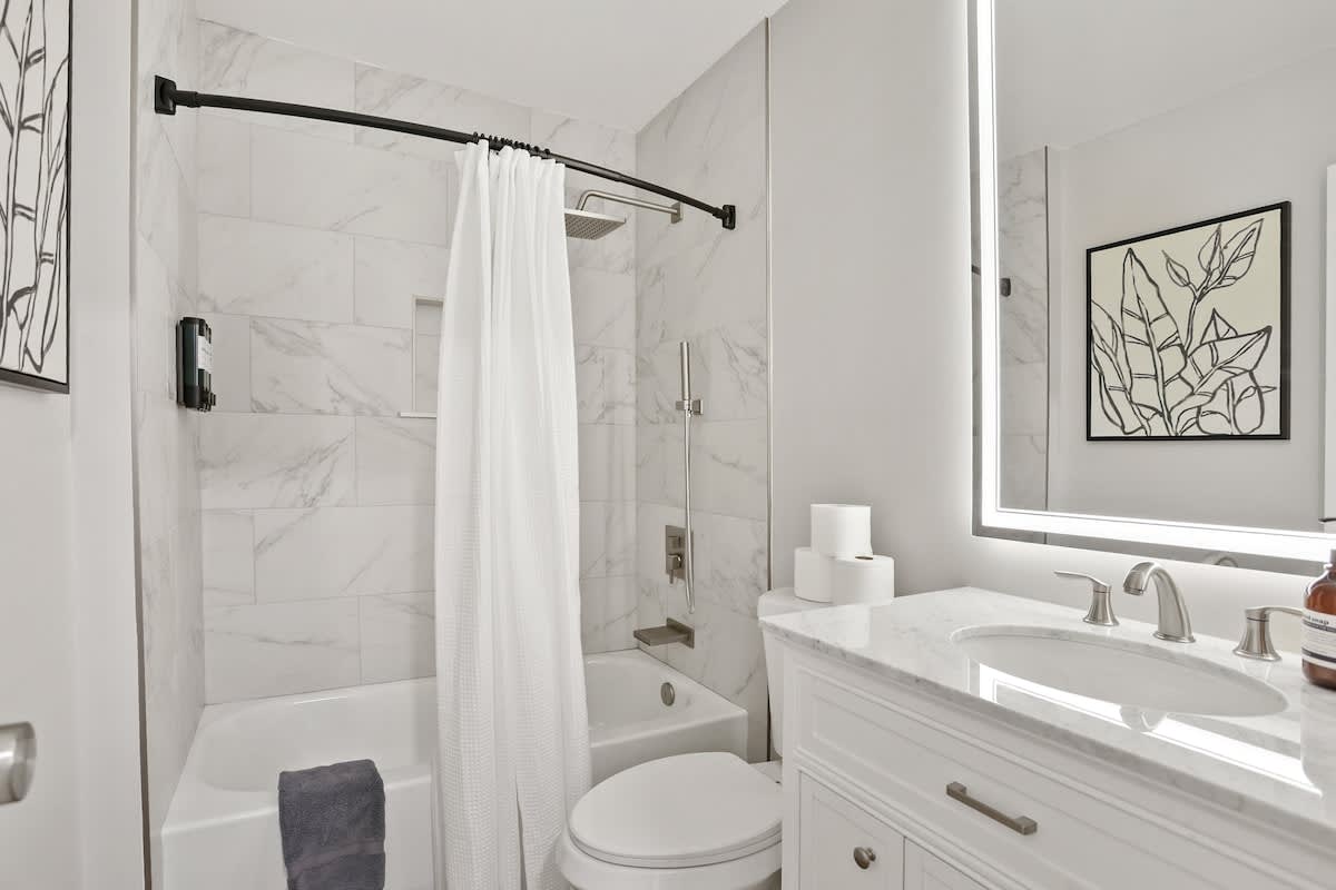 Renovated Cottage near Beach & City Dogs Welcome!