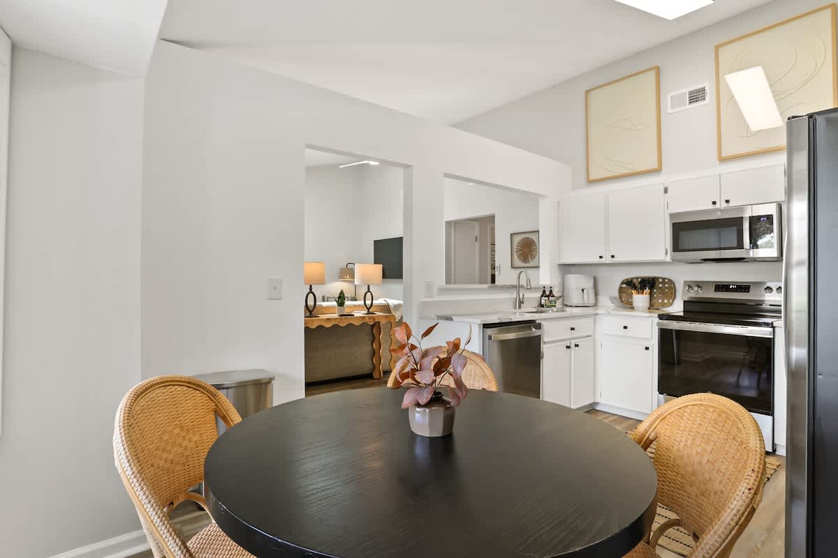 Renovated Cottage near Beach & City Dogs Welcome!