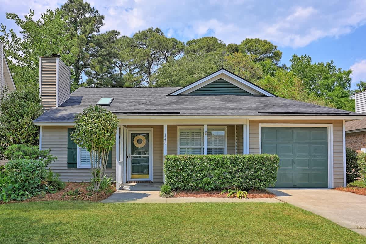 Renovated Cottage near Beach & City Dogs Welcome!
