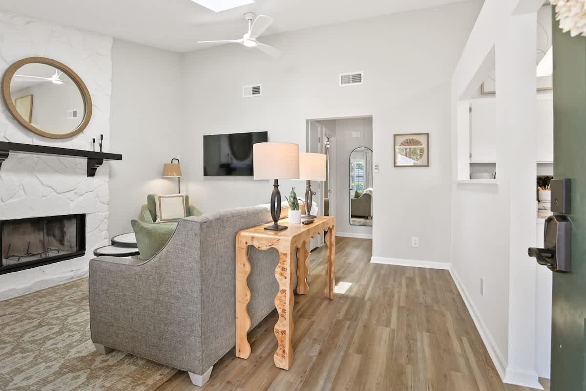 Renovated Cottage near Beach & City Dogs Welcome!
