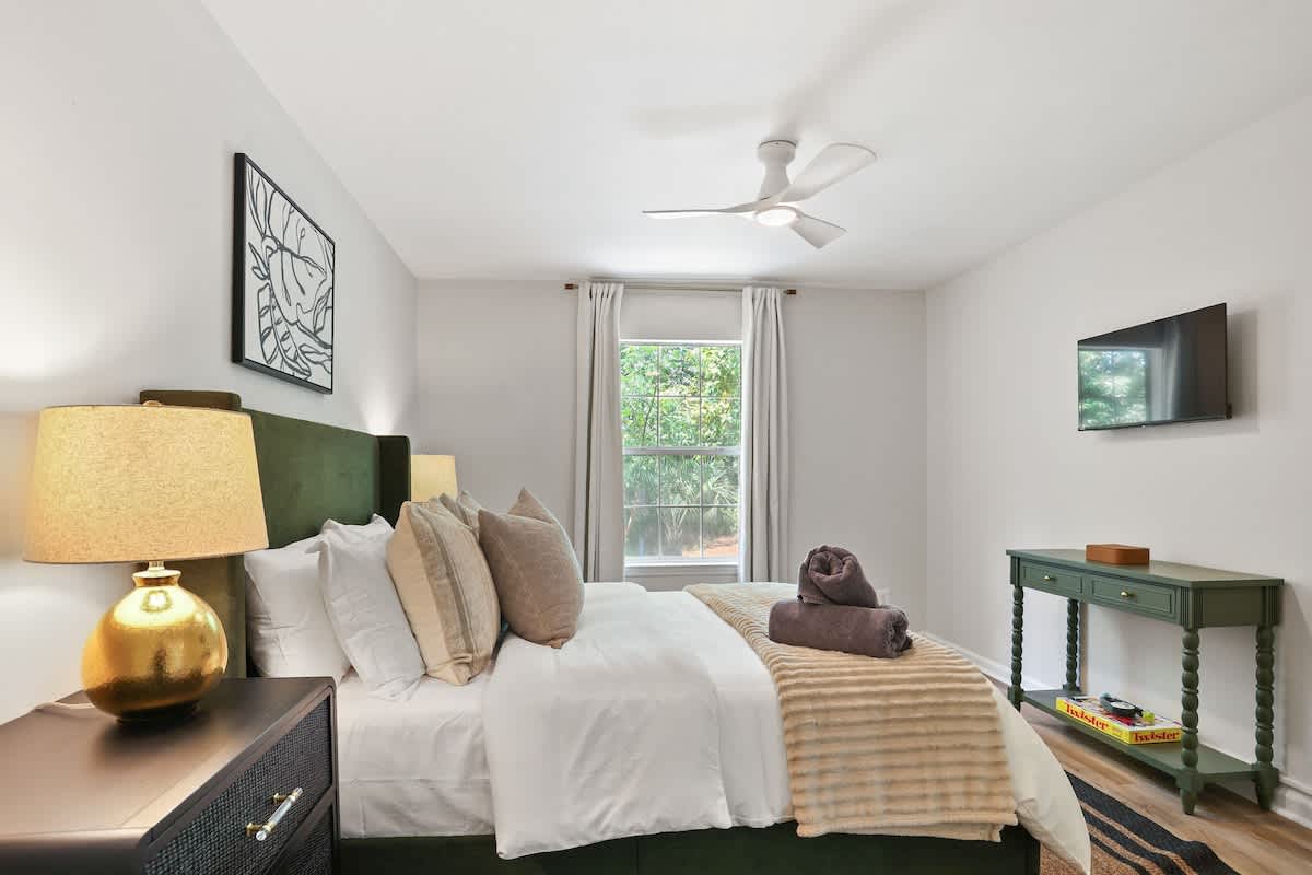 Renovated Cottage near Beach & City Dogs Welcome!