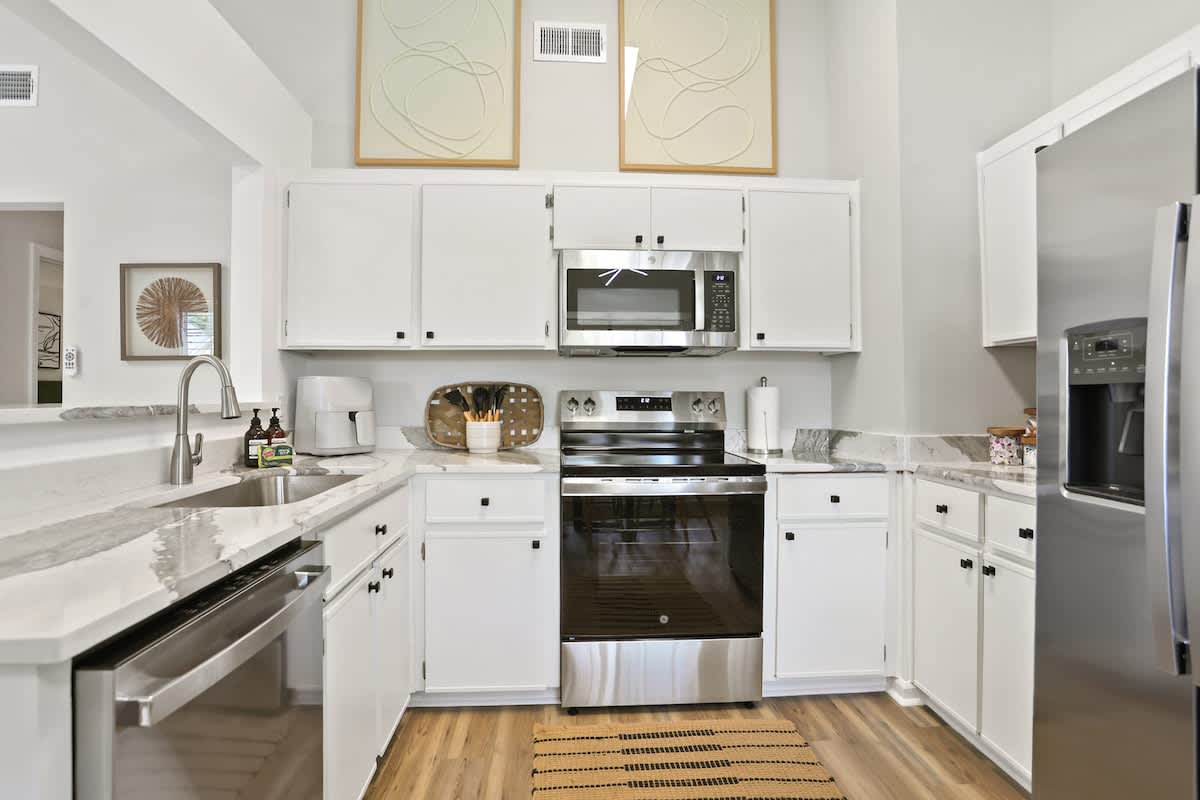 Renovated Cottage near Beach & City Dogs Welcome!