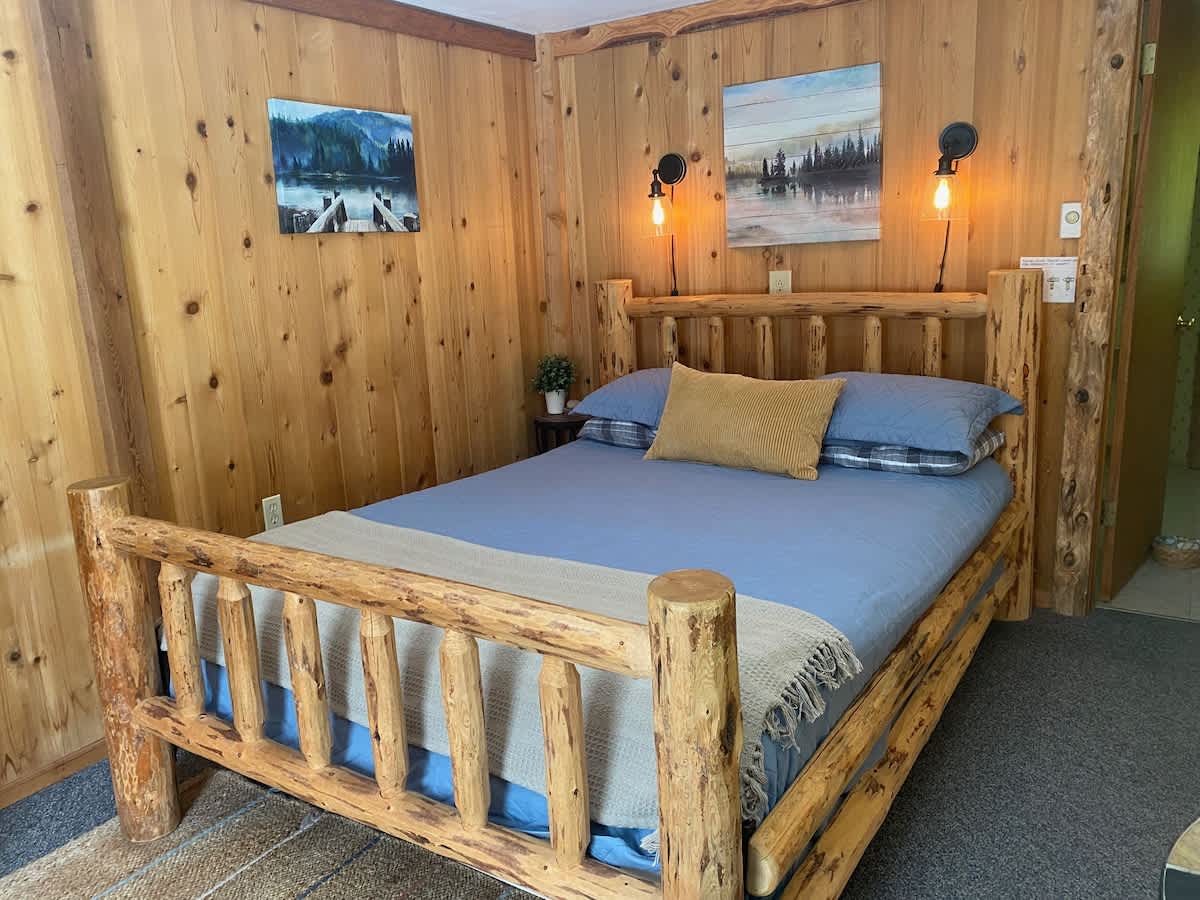 Eagle Cottage Room near Olympic National Park — Forks, WA — vacation rental