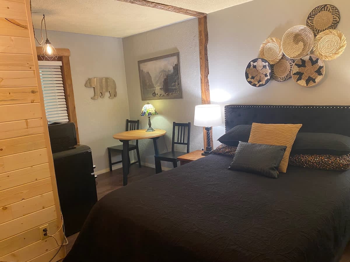 Pocahontas Lodge Room near Olympic National Park — Forks, WA — vacation rental
