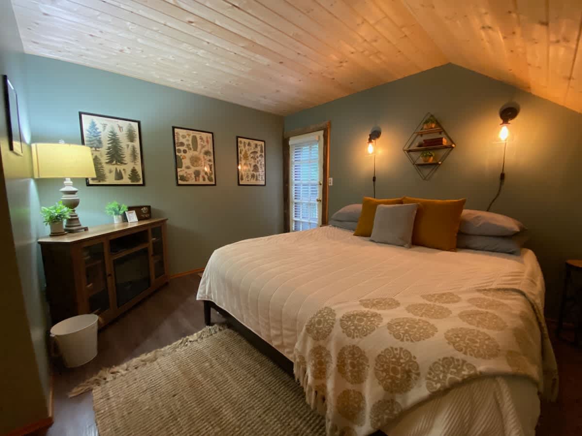 Lily Lodge Room near Olympic National Park — Forks, WA — vacation rental