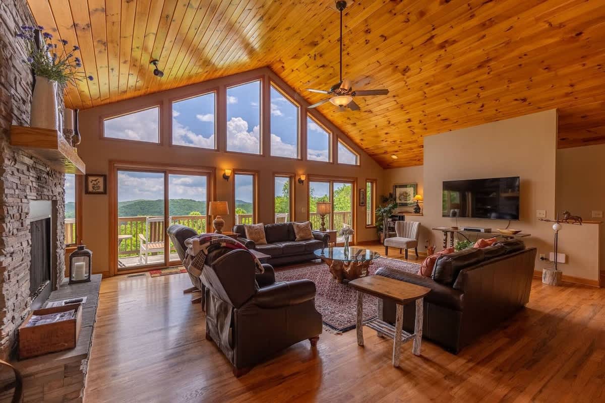 5 O'Clock between Boone & Blowing Rock - Views, hot tub, BBQ smoker, pool table!  Minutes to town.  — Blowing Rock, NC — vacation rental