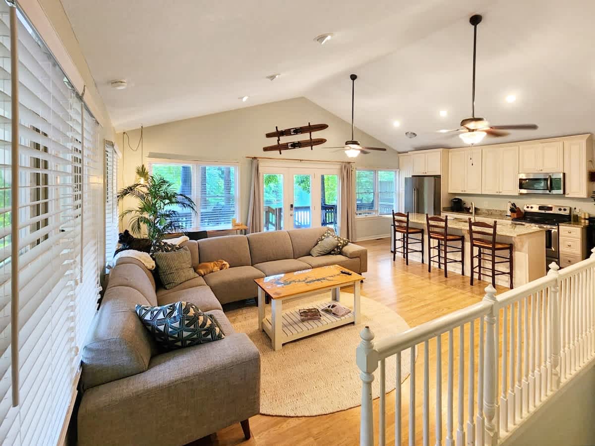 New! Peaceful Lakefront Home on Keowee! — Seneca, SC — vacation rental