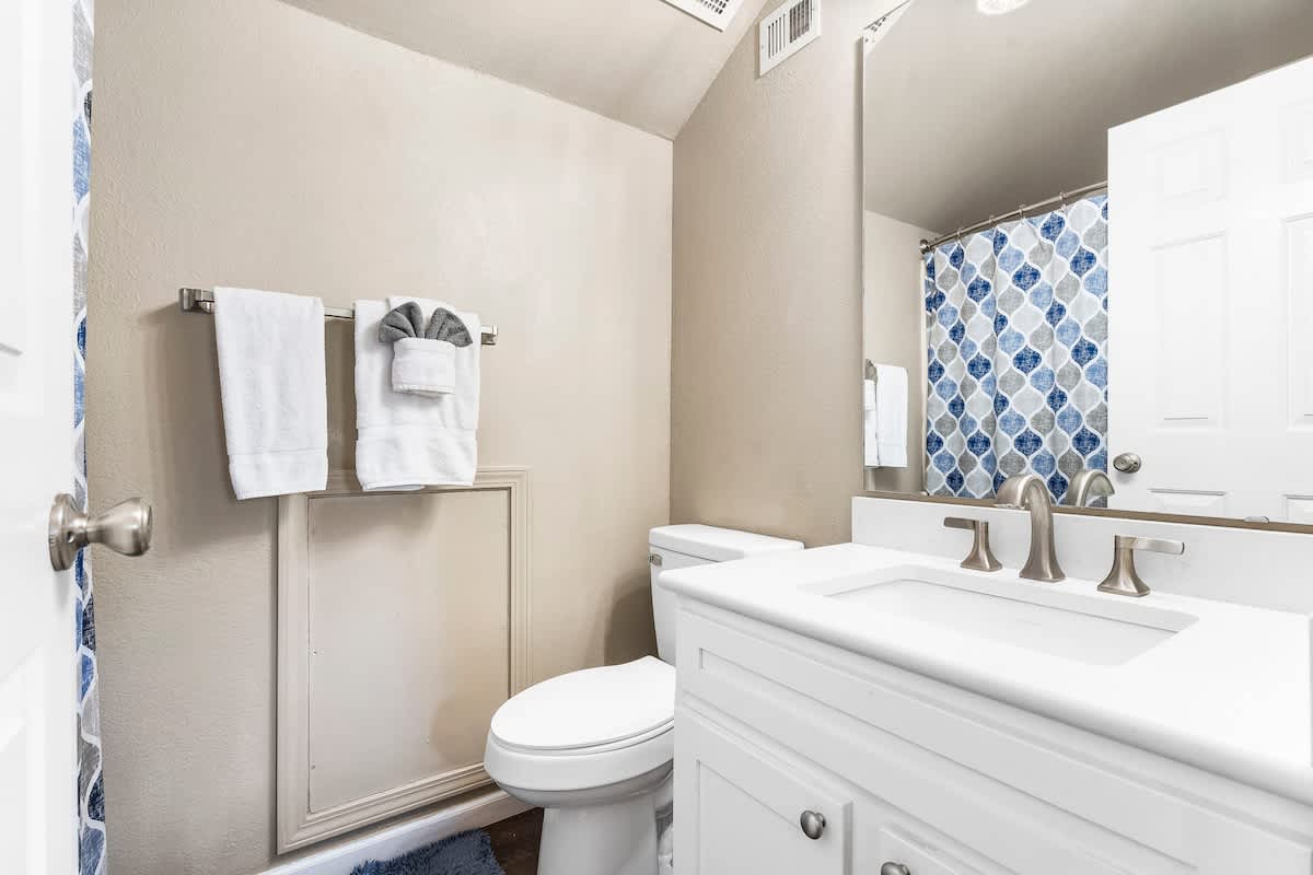 Upstairs en-suite bathroom.