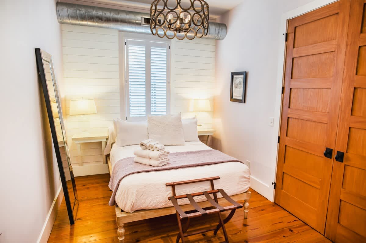 Luxury, Downtown Charleston, Private Apartment 
