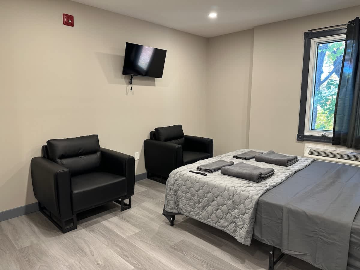 Studio hotel-suite #204 in Sutton, ON