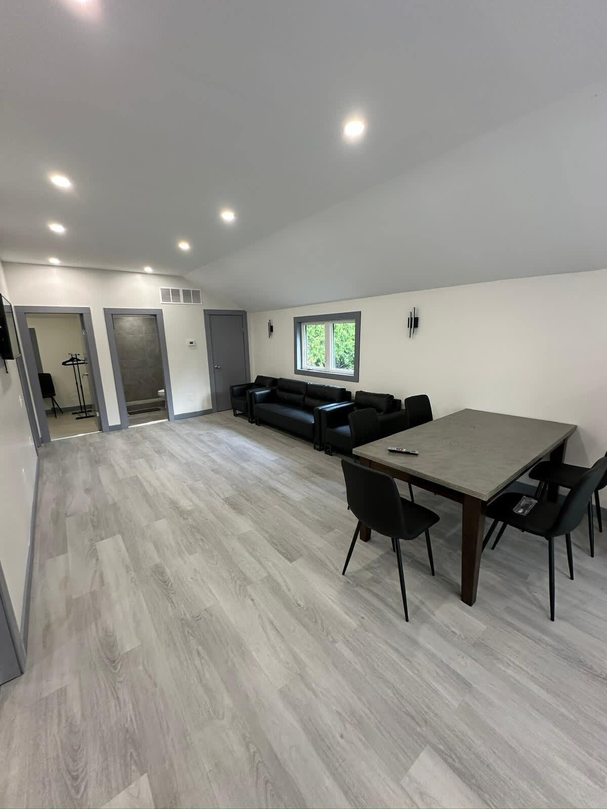 Cozy 4-Bedroom Cottage #1 in Innisfil