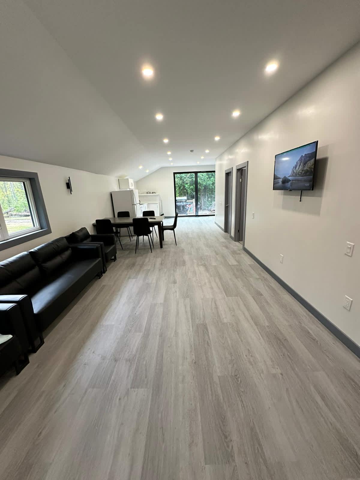 Cozy 4-Bedroom Cottage #2 in Innisfil