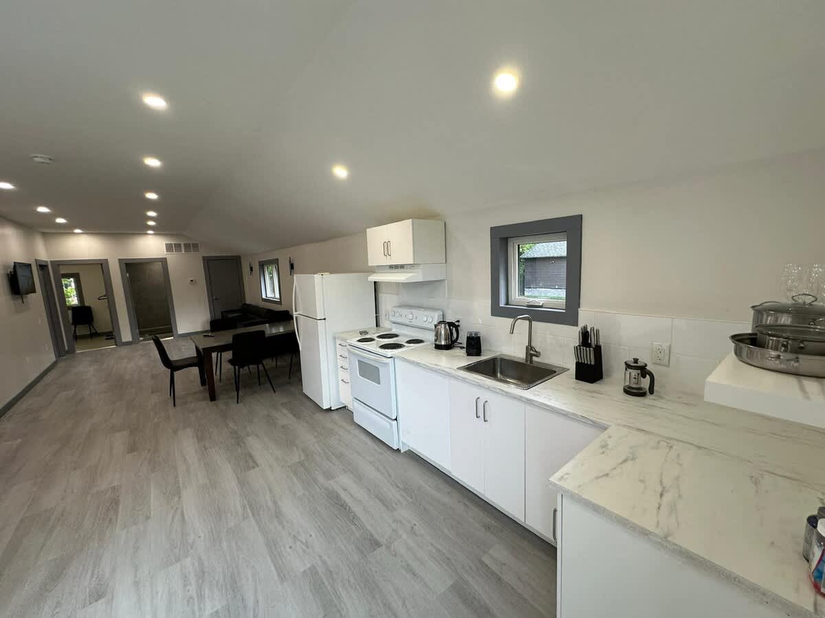 Cozy 4-Bedroom Cottage #2 in Innisfil