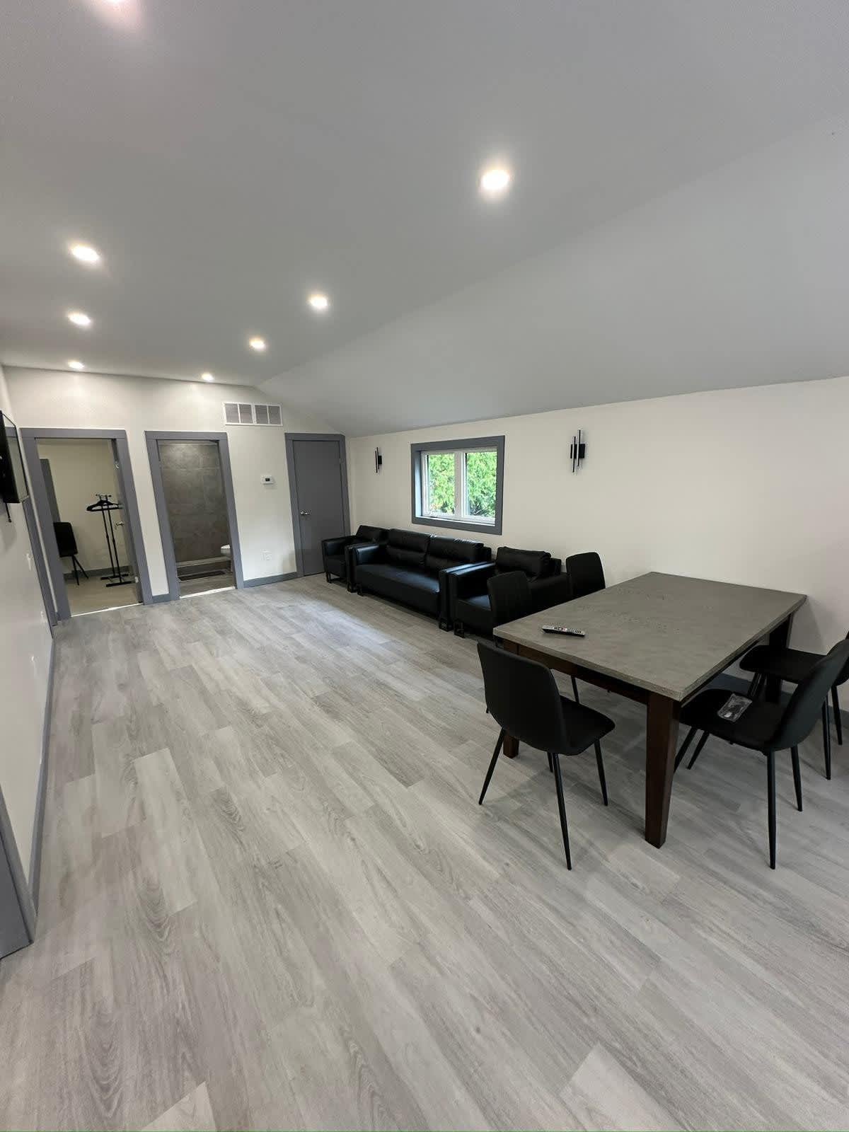 Cozy 4-Bedroom Cottage #3 in Innisfil