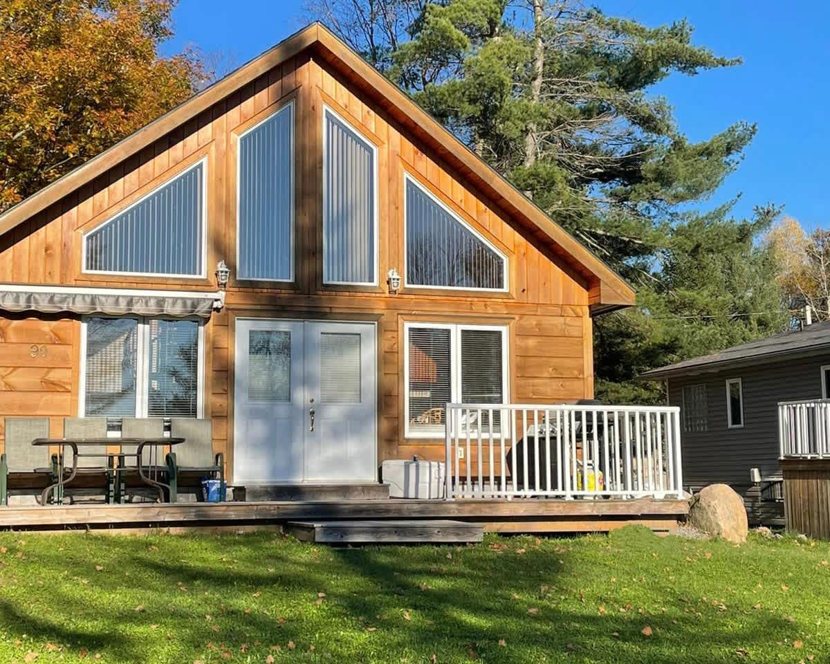 #90 Lakefront 3-bdrm Chalet in Muskoka