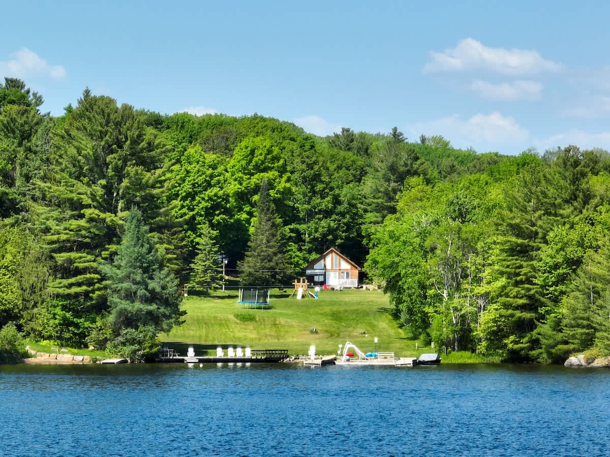 #90 Lakefront 3-bdrm Chalet in Muskoka