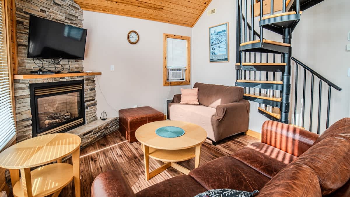 #90 Lakefront 3-bdrm Chalet in Muskoka