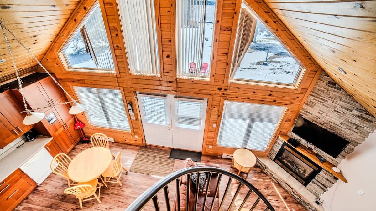 #90 Lakefront 3-bdrm Chalet in Muskoka