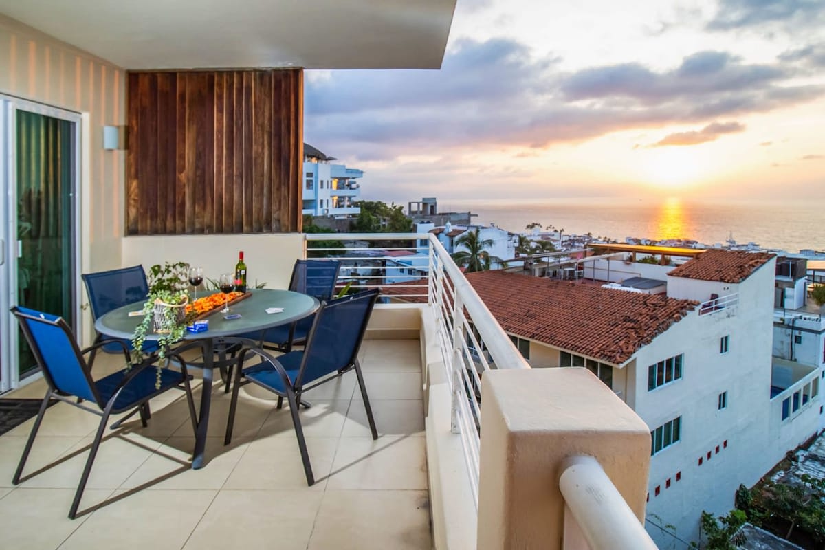 Ocean Views, Pool, Whirlpool, Gym, Beach 7 Blocks — Puerto Vallarta, Jalisco — vacation rental