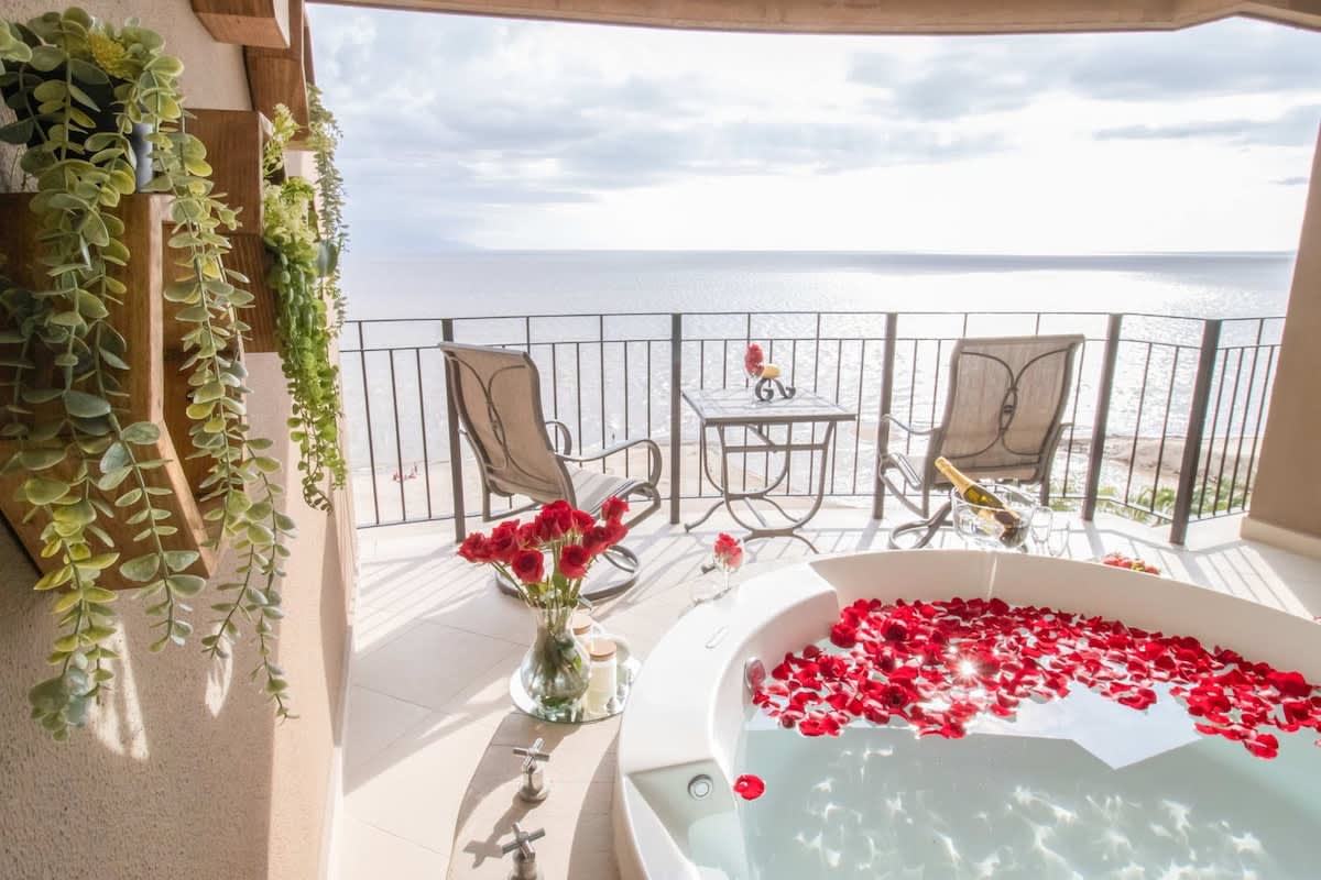 Grand Venetian Oceanview Spa Tub, Pools, Gym. Best location in town! — Puerto Vallarta, Jalisco — vacation rental