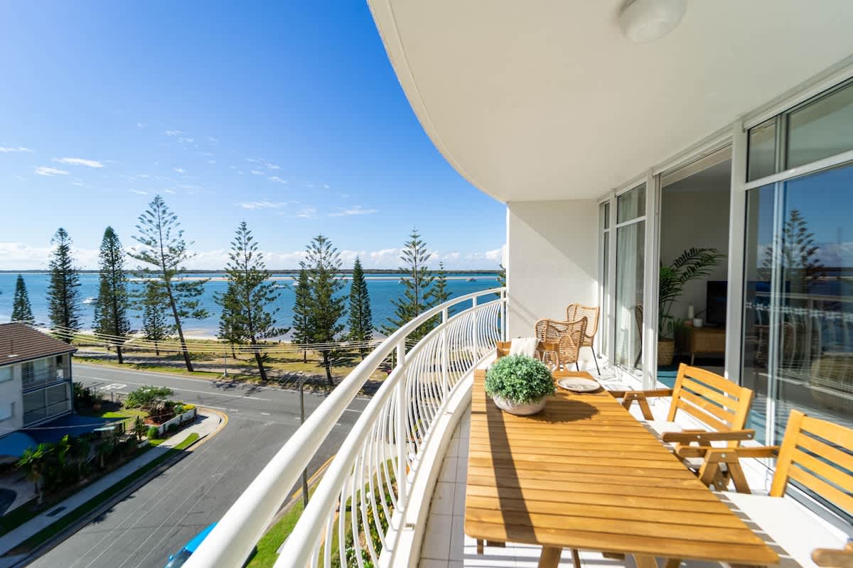 Beachfront Luxurious oasis: BBQ, Sauna, Pool & Spa — Biggera Waters, Queensland — vacation rental